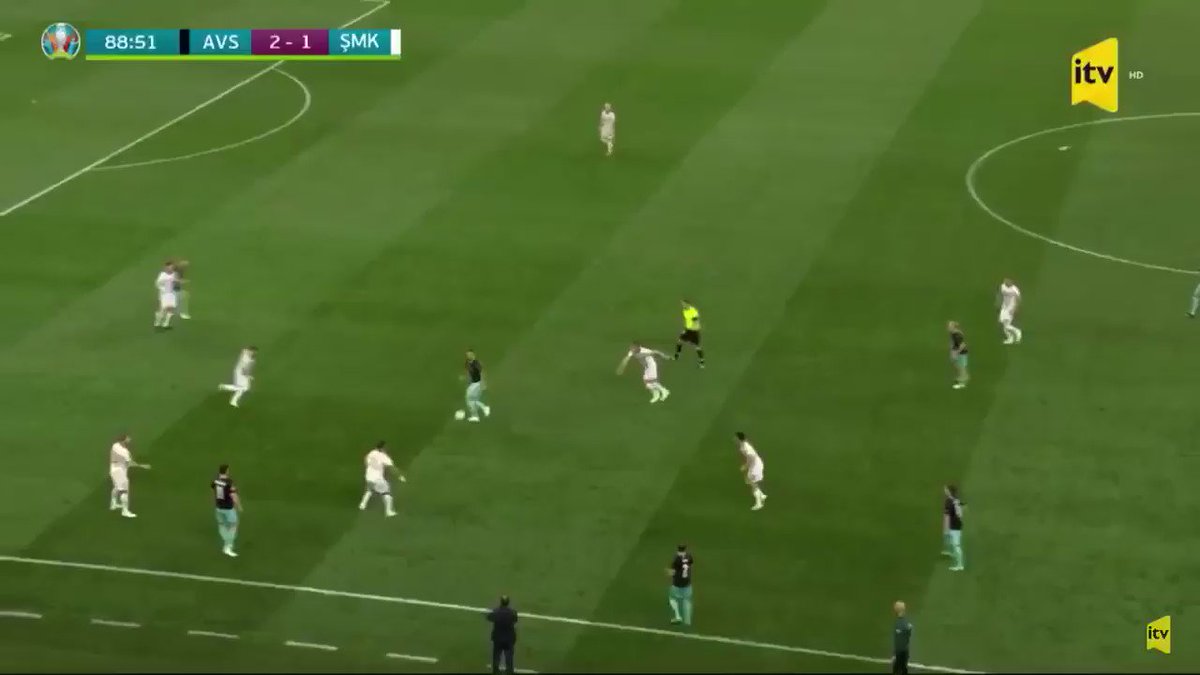 Na #EURO2020, o atacante da #AUT de origem sérvia Marko Arnautović comemorou gol contra a #MKD com gesto supremacista (a falsa “ajeitada de paletó” de Filipe Martins), além de xingamentos anti-albaneses contra jogadores do time adversário 🤨 https://t.co/SWzggdzZPJ