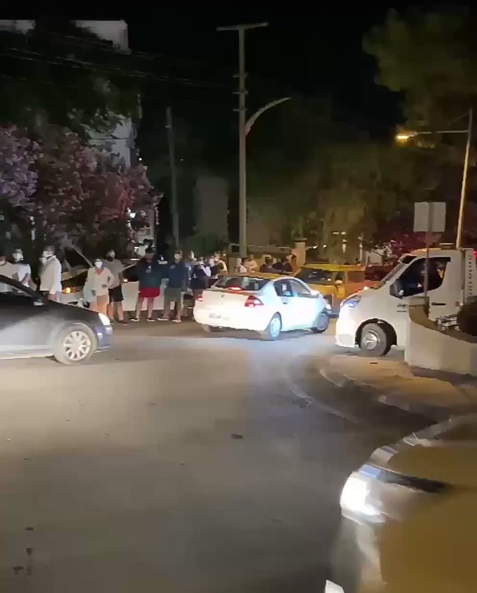 Bodrum Devlet Hastanesi'nde aşı kuyruğu akşam da çok fena. Bir vatandaş aşı olmak için 2,5 saat beklediğini de belirtti. Kuyruğu görüyorsunuz.
#724Bodrum #bodrum https://t.co/nXxf2GdGmj