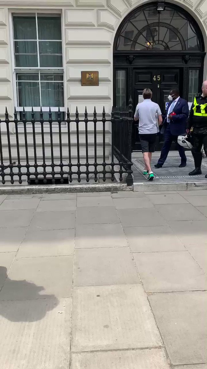 The moment Somali protesters at the Kenyan Embassy in London handed over their message to the Kenyan Ambassador to the UK. The protesters were angry about the recent airstrikes in the Gedo region by the Kenyan Air Force. https://t.co/RCesIarwsd