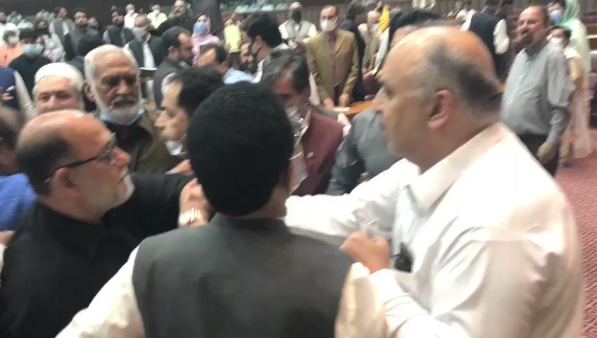 علی نواز اعوان نہ صرف وزیراعظم کے معاون خصوصی ہیں بلکہ اسلام آباد جیسے نسبتا پڑھے لکھے شہر سے انکا تعلق اور یہ ایک مناسب شخصیت ہیں لیکن اسکے باوجود اگر انکی زبان اتنی فحش ہو سکتی ہے تو پھر اس ملک کی سیاست پر انا للّٰہ پڑھنے کا وقت آ چکا ہے۔
نوٹ: خواتین اس ویڈیو کو مت دیکھیں https://t.co/Kz2D8pJaby