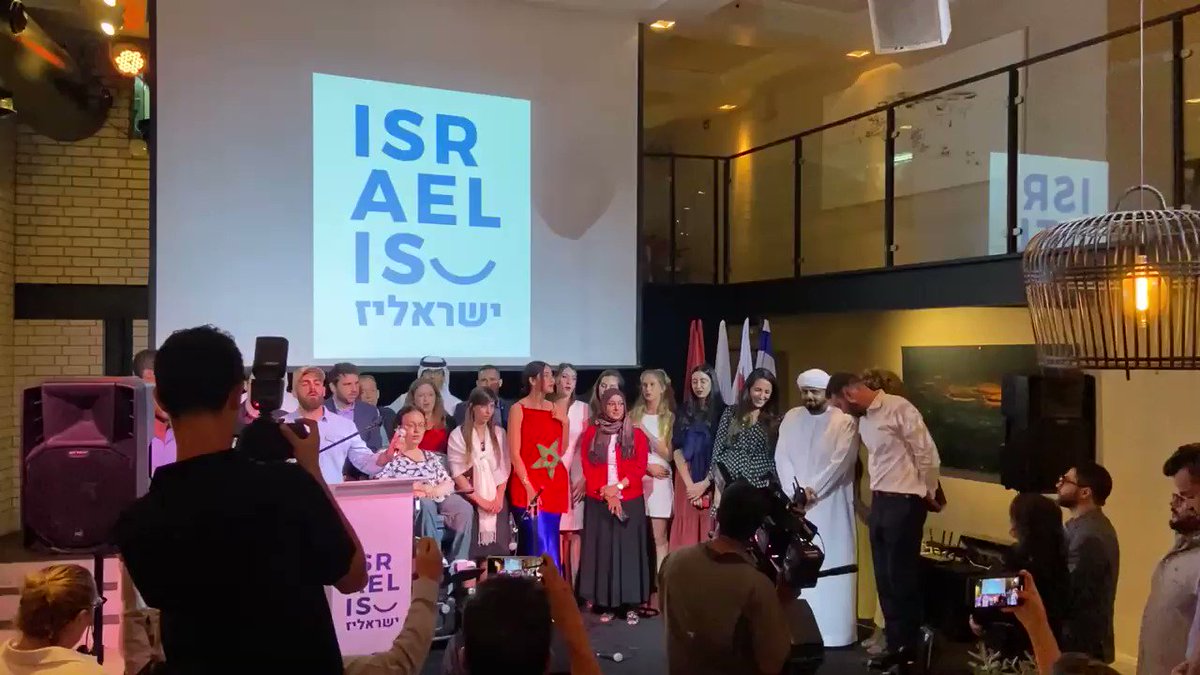 سياح من المغرب والإمارات والبحرين يغنون النشيد الوطني الإسرائيلي في تل أبيب. ما اجمل السلام
…