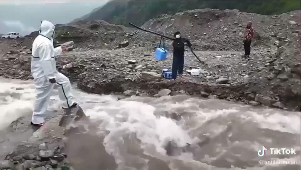 Hitten hard by the second wave of the #COVID-19 pandemic,#Nepal is now experiencing one of the most difficult start to the monsoon.
In this video,we can see a health worker from Lete,Mustang trying to get hold of the vaccine which,is already scarce in supply.
#WeNeedVaccines https://t.co/VM6AVPSpop
