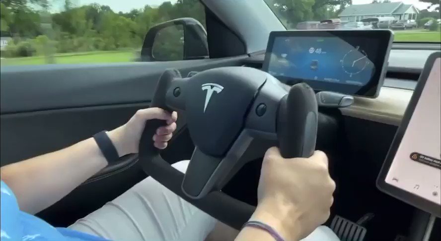 テスラ モデル3 ヨークステアリング-