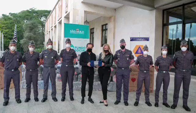 Lindo gesto de solidariedade protagonizado por nossos policiais da Academia do Barro Branco e pela Casa Militar. Fizeram a doação de 1.100 cobertores para o Fundo Social, para proteger a população em situação de rua neste inverno. 👏🙏 https://t.co/Azz8iC3jSE