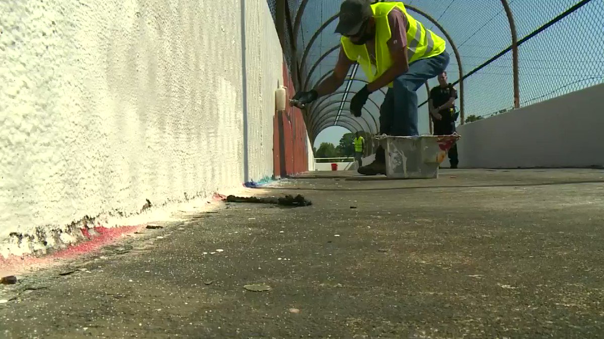 So, @HarrisCoPct2 is funding a pilot program to combat graffiti, trash, illegal dumps.
It's a "before & after" with a deeper meaning, because the people wiping the slate clean are getting a fresh start themselves.🥰
#TexansHelpingTexans
#khou11 #MMJ
@HCSOTexas @CareerRecovery https://t.co/gTnpkomcAS