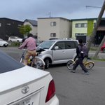 何回見てもやばすぎる・・。軽自動車が暴走し、自転車を全力ではねる衝撃映像がこちら