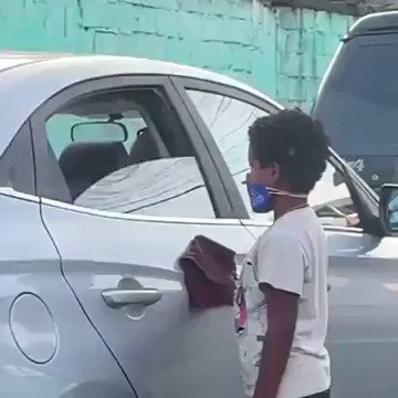 “We make a living by what we get, but we make a life by what we give.”
Watch this beautiful exchange between these two wonderful young men; the very best example of character, generosity and mutual respect.
https://t.co/g7QkuYkU2z