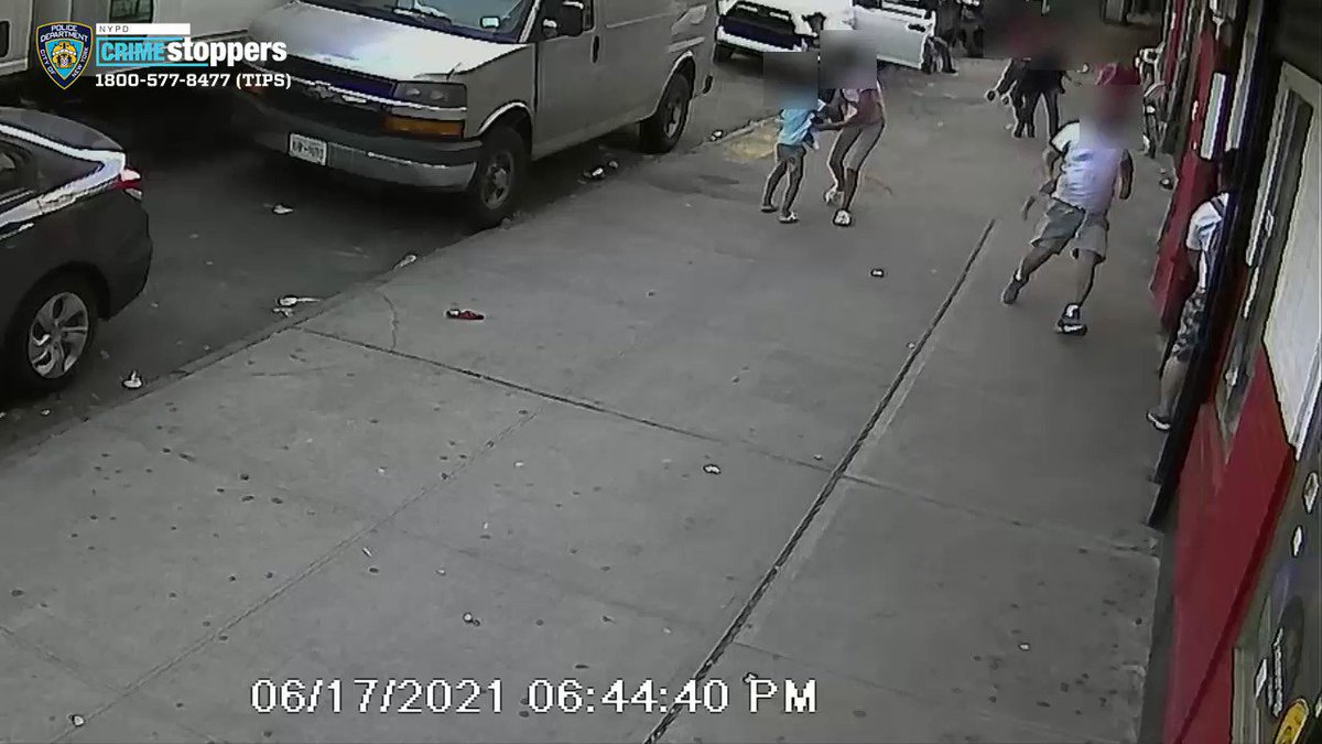 SHOCKING VIDEO: 2 children nearly caught in crossfire when gunman opens fire on Bronx sidewalk, shooting man multiple times at close range
Full story: https://t.co/eitvzM0GOI https://t.co/8yJZF62aAA
