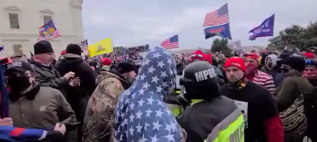 !! NEW: Feds say this is video of Scott Fairlamb of New Jersey harassing & assaulting police outside Capitol on Jan 6.
Judge cited this video in ordering Fairlamb jailed.
(WARNING ..... this is tough to watch) https://t.co/p3B50ZoE2r