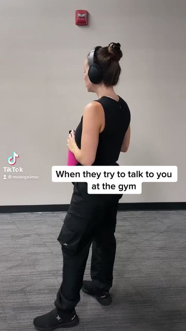 Who’s been in this situation at the gym? 

.⁣
.⁣
.⁣
.⁣
.⁣
#bhfyp #body #cardio #crossfit #exercise #fashion