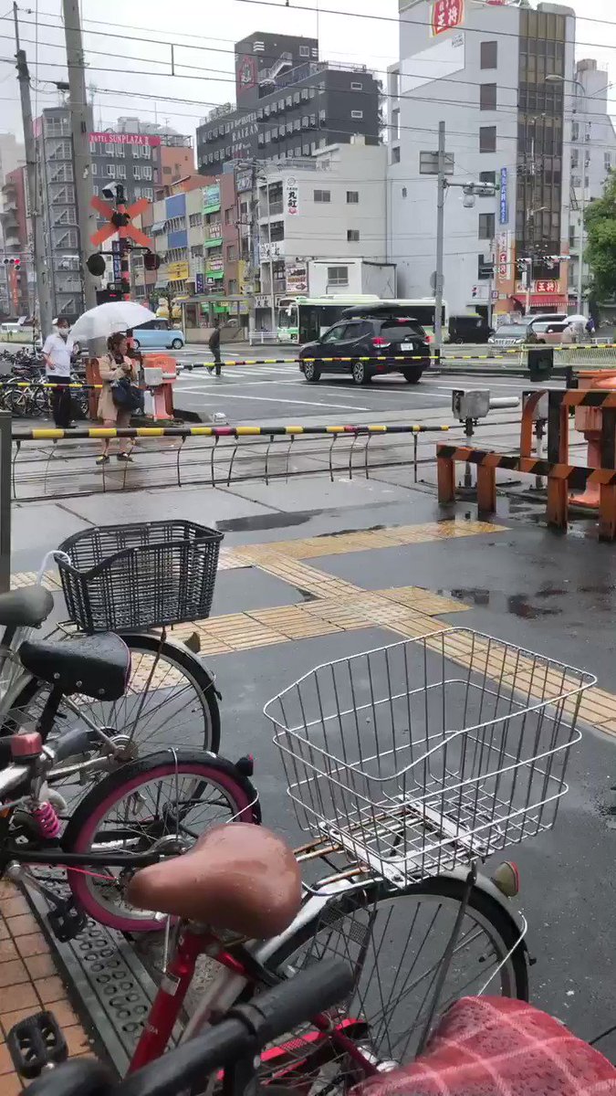 【朗報】遮断機が下りた踏切内を堂々と歩く迷惑おばさん、天罰が下るｗｗ