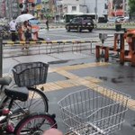 【朗報】遮断機が下りた踏切内を堂々と歩く迷惑おばさん、天罰が下るw