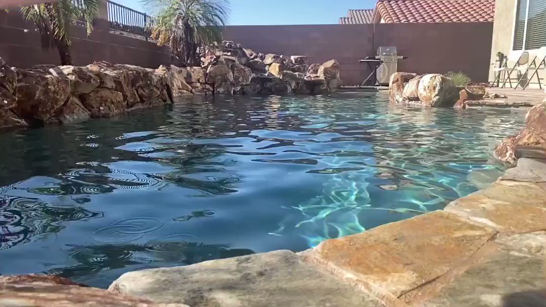 Good to be back home 🙂
Las Vegas is so hot right now ! Summer vibes ☀️ #LasVegas 💛 https://t.co/VskX4NloH3