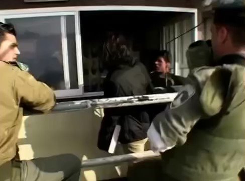 A video showing Israeli occupation soldiers harassing underage Palestinian girls https://t.co/cY3pgUSYsP