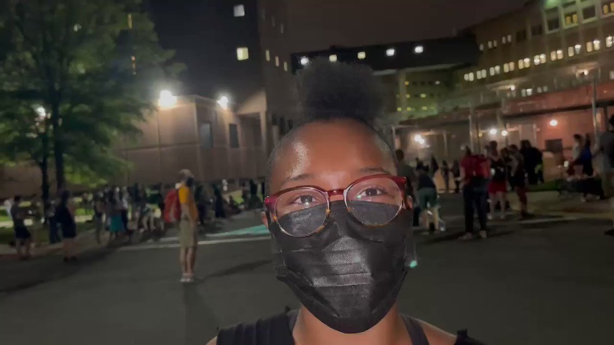 “We say ‘Fuck 13’ because the 13th Amendment allows for slavery...
So ‘Fuck 12’ and also ‘Fuck 13’”
#JuneTeenth2021 solidarity noise demo outside DC prison. https://t.co/W31qHNGgGR