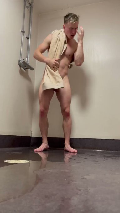 Big kiss to everyone??? https://t.co/MGBLk37hJp