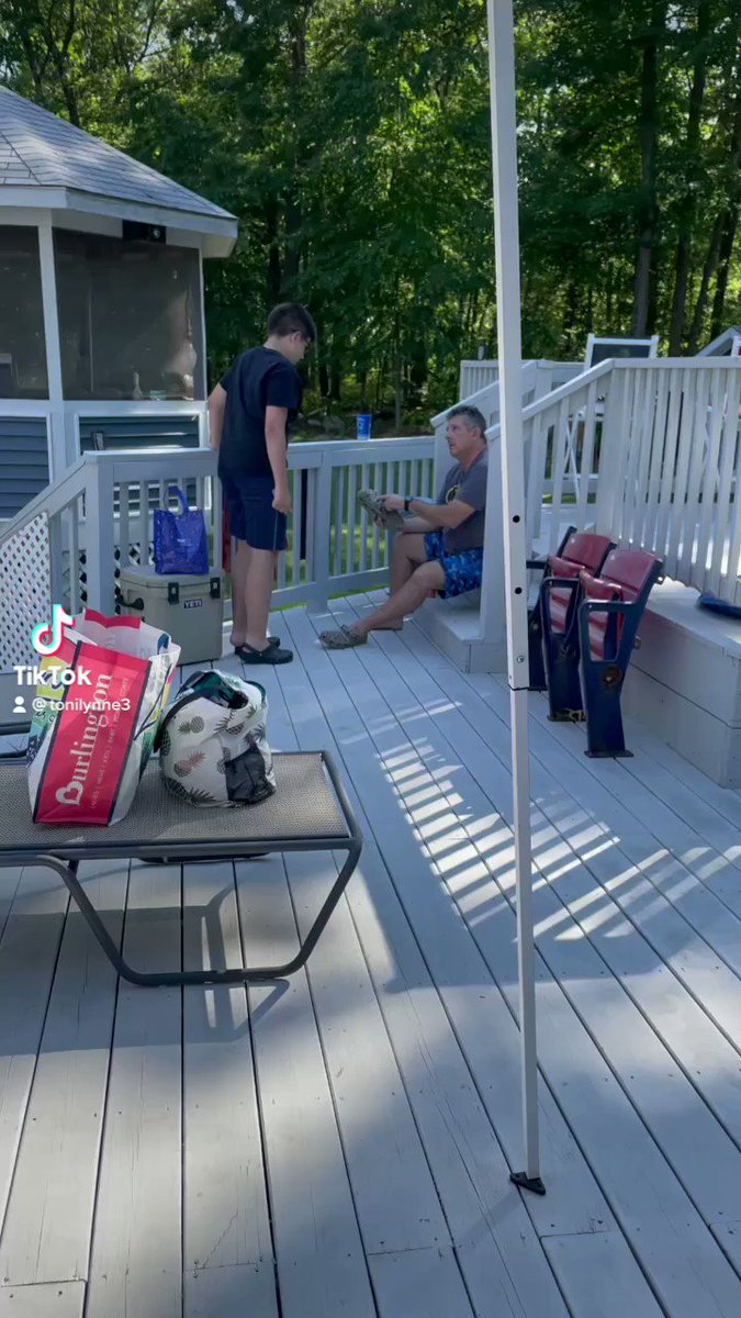Crocs s video Tweet
