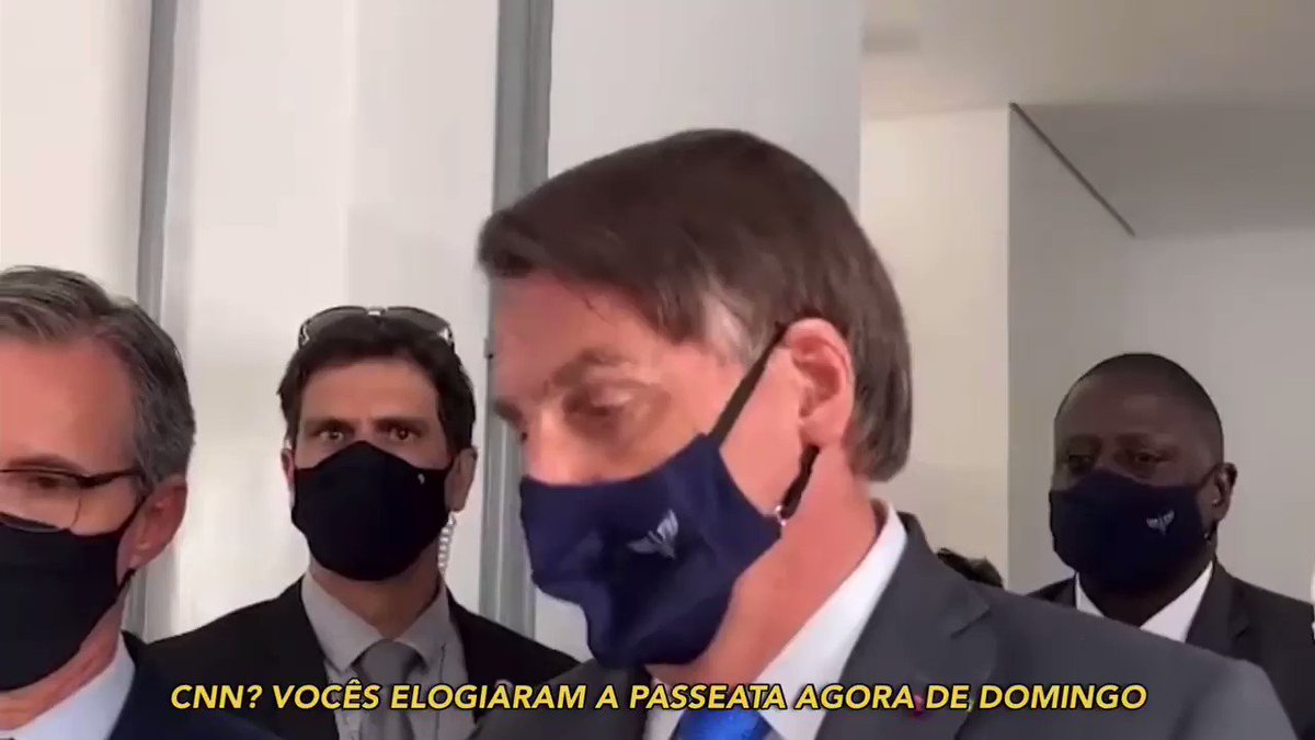 Irritado com jornalistas, @jairbolsonaro reclama da CNN por ter elogiado manifestações do fim de semana, ataca repórter de afiliada da tv Globo e manda o próprio staff “calar a boca”.
Presidente também tirou a máscara após ser perguntado sobre uso da proteção.
🎥: @SamPancher https://t.co/gJjvAHJx2E