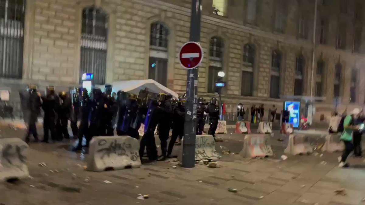 Après le droit de manifester, @GDarmanin en roue libre, s’acharne sur les jeunes et saccage une #fête populaire. Ou va s’arrêter cette dérive violente et répressive ?
#FeteDeLaMusique https://t.co/WGG4LSPlrV