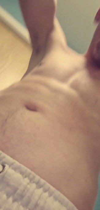 Early morning flex before work ???? Rt if you'd worship this body bois ? like if you'd be on your knees