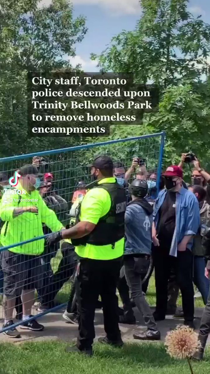 Scuffles break out in Trinity Bellwoods after Toronto police and city staff descend on the park to remove encampments. @EVYSTADIUM has more. Video and photos by @emathieuStar and @SteveRussell.
Story by @akrit_michael @breanna_xcarter + @_VictoriaGibson: https://t.co/1ecWcvaaix https://t.co/o597QQFcaZ