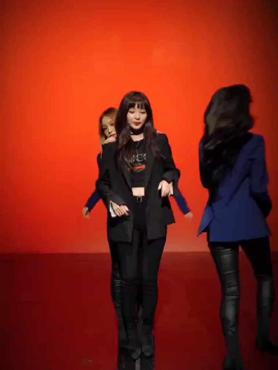 RT @seulpictures: i'm obsessed with this seulgi in the relay dance
 https://t.co/v99b0WeRMy