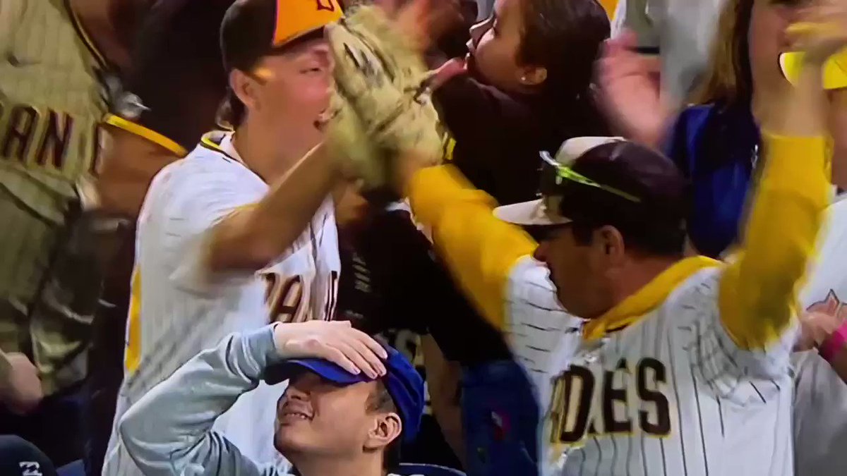 RT @JomboyMedia: Padres fan flips off a Dodgers fan directly in his face https://t.co/YSrPMxlrbR