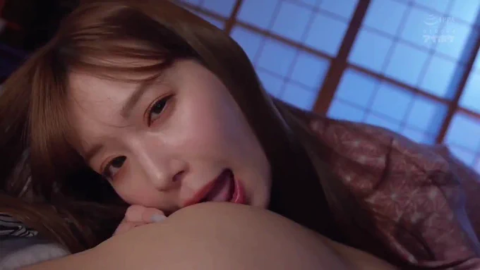 明里つむぎ 同僚の女性社員が、はだけた浴衣で誘惑してきちゃった♡ 色白な柔肌で、ぺったりくっついてきてくれるのでタマらんです！(*´Д｀)ﾊｧﾊｧ