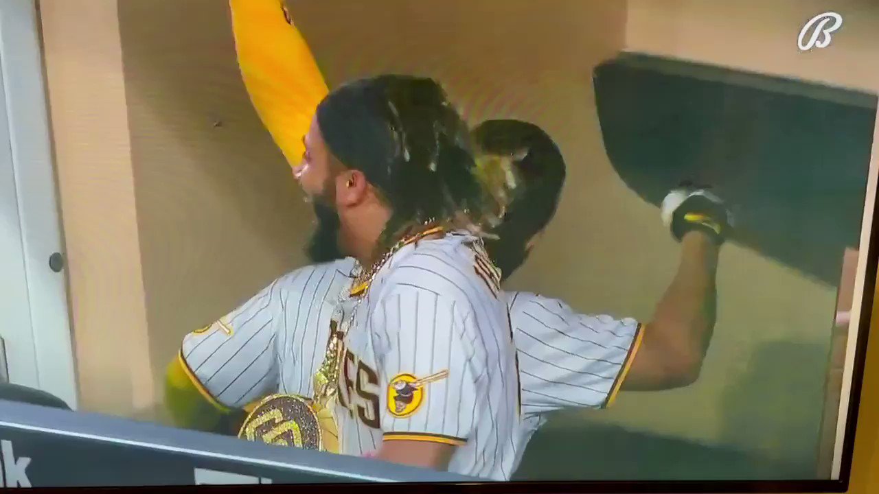 [分享] 小帝士開轟後和金河成跳舞XD