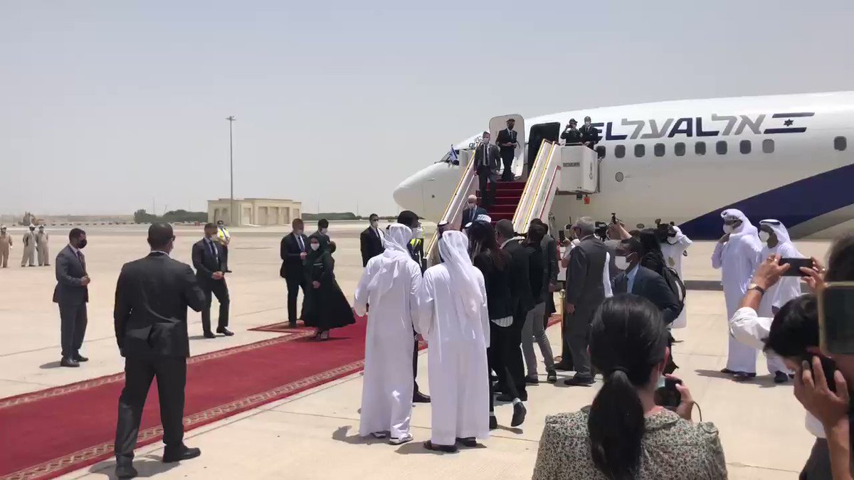 لحظة وصول وزير الخارجية الاسرائيلي الى ابوظبي …