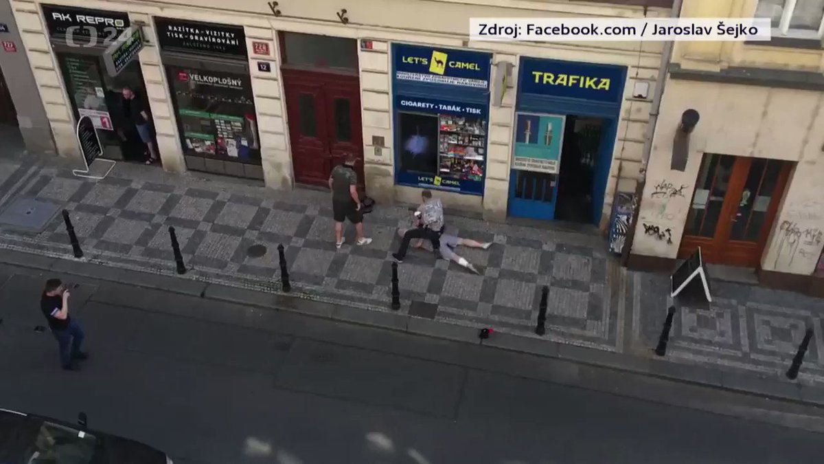 Policisté zadrželi podezřelého z dopolední vraždy úřednice v pražské Bělehradské ulici a krátce poté se na sociálních sítích objevilo video, na kterém je podle autora zákrok zachycen. Podle redaktorky ČT muže policisté dopadli v Palackého ulici. https://t.co/ofa5eKJedM