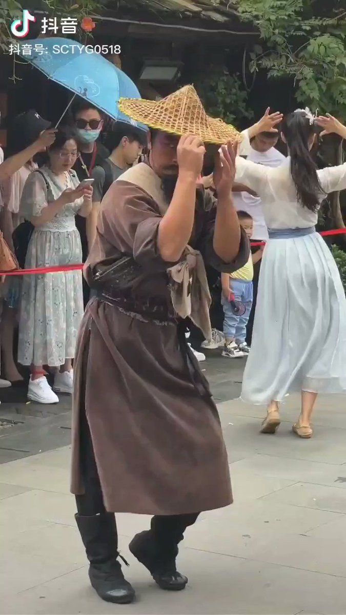 TikTokでバズっている林教頭！独特の踊りで思わず何度も見てしまうw