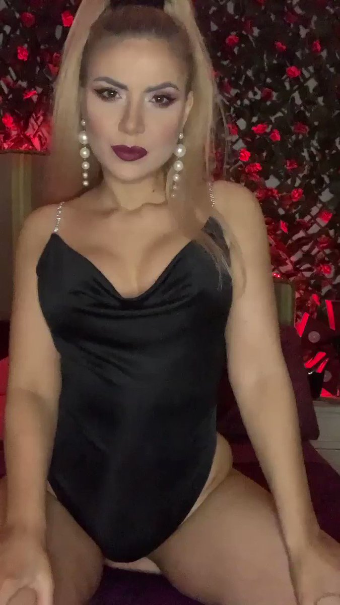 Model - VeraVonQueen Nailons