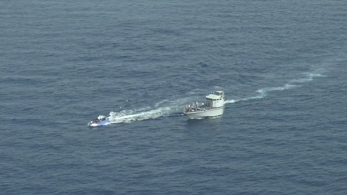 Ik geloof m’n ogen niet. Voel diepe schaamte. Hier wordt op vluchtelingen geschoten, in Europese wateren. #SeaWatch https://t.co/ktNI4uR6WW