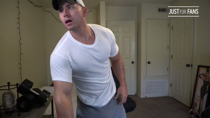 shirt ripping cock swinging #sexy...

See this and more at:
https://t.co/YsFte1iAtV https://t.co/zXB