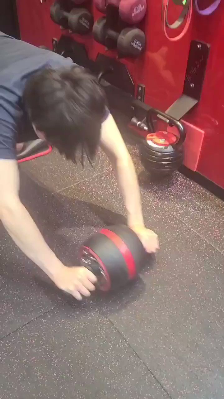 小林 和輝 メイウェザー も トレーニング でやっていた 腹筋ローラー アブローラー 膝コロ 腹筋 体幹 上半身 筋トレ パーソナルトレーニング パーソナル 腹筋トレーニング 出張パーソナル 出張トレーニング ウエイトトレーニング 体幹