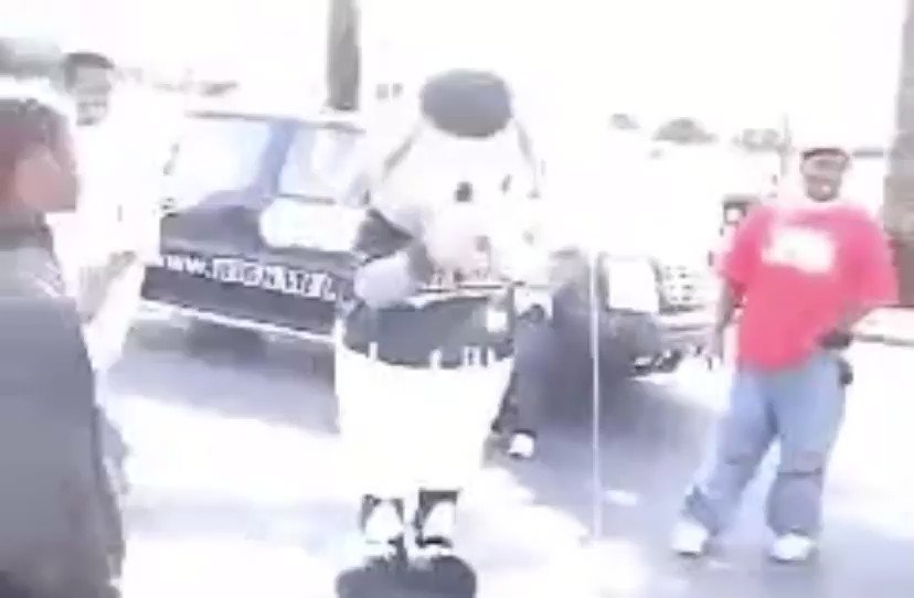 Mac Dre music so contagious that even an elephant was giggin. Happy birthday cuddie      