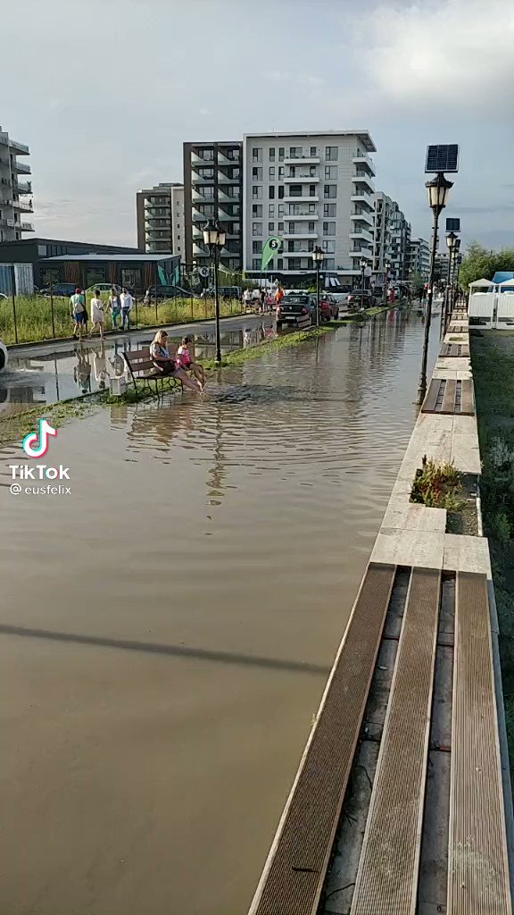 Hai ca vad ca nu v-am nimerit cu Danejii… va place mai mult balciu de pi la noi, la mare, exclusivist, Mamaia Nord 😎 https://t.co/a6RO4iiB1a