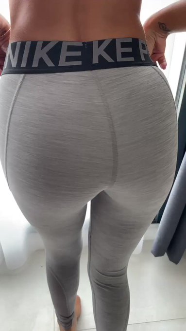 Pour vous mettre la banane ? ce matin, je vous laisse profiter de la vue sur mon booty ?? et si tu veux