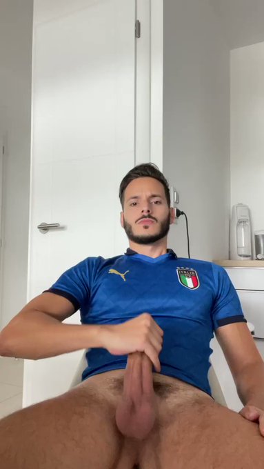 Guess which team I am supporting tonight ⚽️😏? What’s your result forecast? 🇮🇹-🏴󠁧󠁢󠁥󠁮󠁧󠁿

Full video available