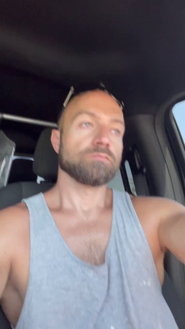 Driving to a job site, thinking about fucking… Who’s coming to the beach this weekend? https://t.co/