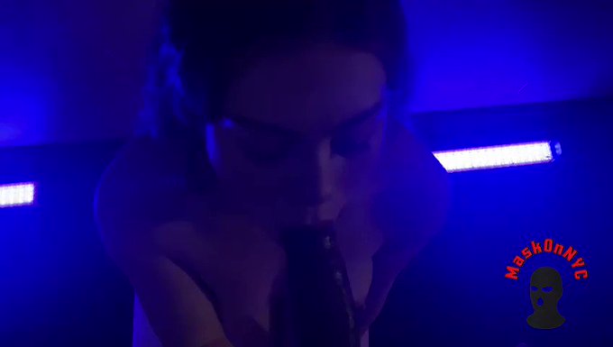 You&rsquo;d think she was on stage with the lights &amp; the way she held the mic...(more coming soon)   #contentcreator<a href="/tag/nyc"class="tags"><span>#nyc</span></a><a href="/tag/nj"class="tags"><span>#nj</span></a><a href="/tag/xxx"class="tags"><span>#xxx</span></a><a href="/tag/onlyfans"class="tags"><span>#onlyfans</span></a><a href="/tag/contentcreator"class="tags"><span>#contentcreator</span></a><a href="/tag/mask"class="tags"><span>#mask</span></a>