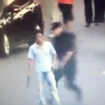 ナイフを持った相手にどう立ち向かう？!警官の見事な「小手返し」