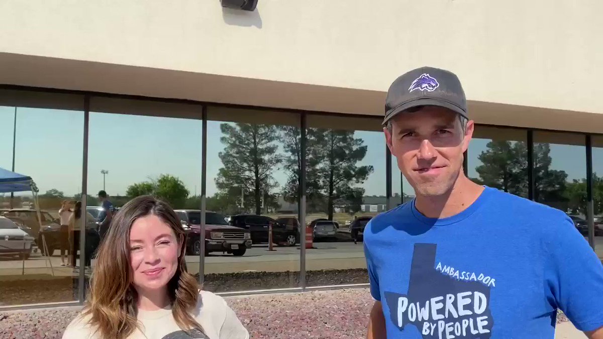 Registering voters at the El Pasoans Fighting Hunger Food Bank today.
Registering and talking to voters now is how we win elections in 2022.
Learn how to become a volunteer deputy registrar here: https://t.co/LNSXnerd3f https://t.co/HWayEIs6Sr