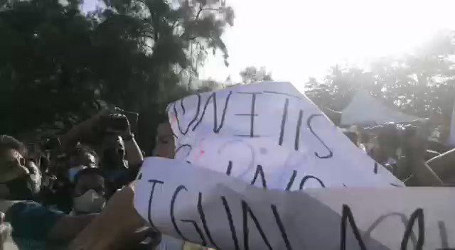 La protesta de reporteros por el asesinato de 19 periodistas en Guerrero provocó un zafarrancho a la llegada del presidente López Obrador a una nueva sede de la Guardia Nacional en Chilpancingo.
https://t.co/Xljw0TzkAZ https://t.co/7uKjWKC8Og