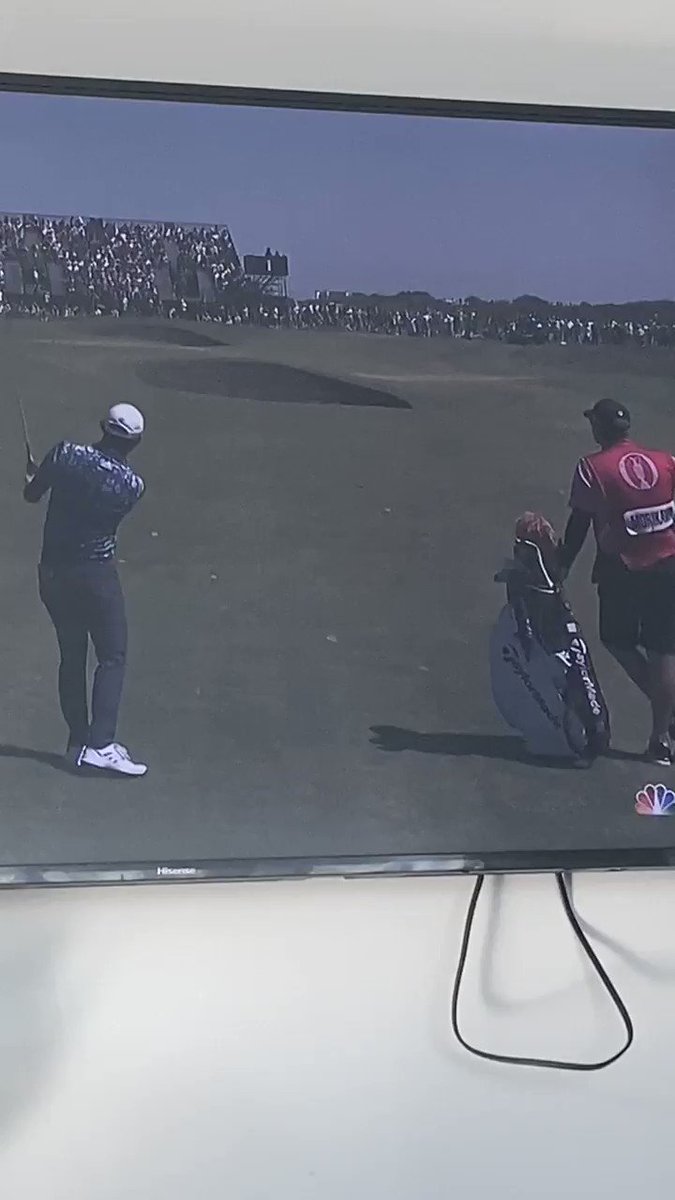 Morikawa’s caddie tells him to put the ball on the line of the guy with the blue and white striped shirt. https://t.co/1xchilmWKo