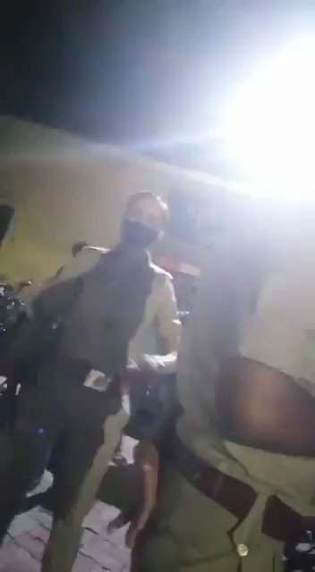 यूपी मे पुलिस चौकी पर पहले महिला को रंडी कहो ! फिर घसीट कर उसके मासूम को उससे अलग कर दो ! चौकी से उस महिला के पिटने की आवाज़ें भी अगर इस लोकतंत्र को नहीं हिला सकती, जहॉ महिला को देवी की जगह रंडी कहा जाये ! https://t.co/2VyDyIHAzu
@yadavakhilesh
@anoopguptasp
@IPSinghSp