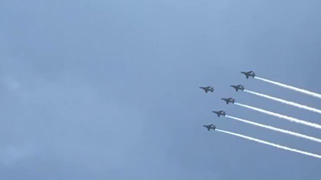 空幕広報室 です こんな時期だからこそ 多くの皆様に 笑顔 になっていただきたい ブルーインパルス が 真っ青なキャンパスに大きな ハート を描きます まっすぐに伸びる矢は まさに キューピッド の放った幸せ 航空自衛隊 松島基地 空飛ぶ 空幕広報室 です こんな時期だからこそ 多くの皆様に 笑顔 になっていただきたい ブルーインパルス が 真っ青なキャンパスに大きな ハート を描きます まっすぐに伸びる矢は まさに キューピッド の放った幸せ 航空自衛隊 松島基地 空飛ぶ