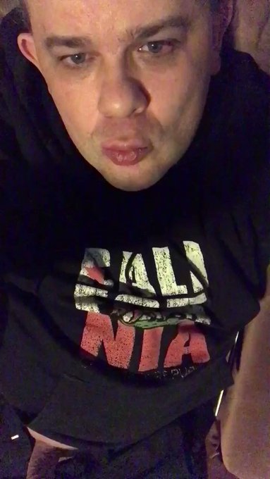 Relaxing in  the lounge room (by myself) part one(1) of (2). https://t.co/8WmKMjzBtE https://t.co/Ox