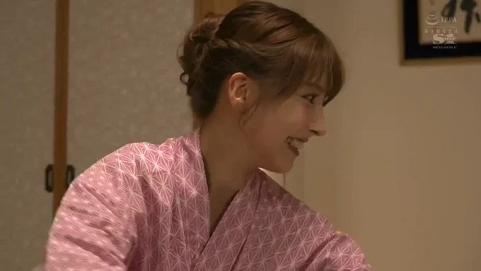 三上悠亜 同僚達と旅行にきて相部屋宿泊！ 隣に同期が寝ているのに、布団の中でおっぱじまる！！ たまらんだろうなw